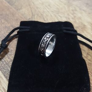 Engraved flower and vine silver ring with bag